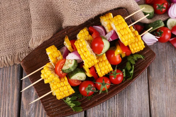 Légumes tranchés sur les pics — Photo