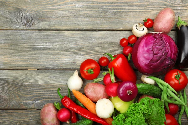 Summer frame with fresh organic vegetables on wooden background — Stock Photo, Image