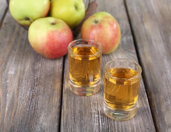 Bodegón con sabrosa sidra de manzana — Foto de Stock