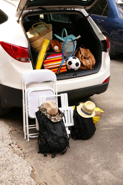 Suitcases and bags in trunk of car ready to depart for holidays — Stock Photo, Image