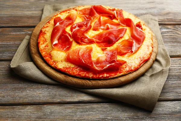 Läcker pizza serveras — Stockfoto