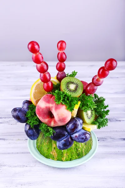 Meyve gri arka plan üzerinde gri ahşap masa üzerinde yapılan masa dekorasyonu — Stok fotoğraf