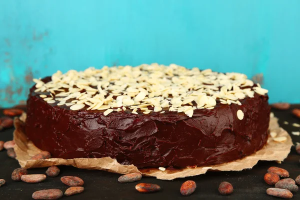 Bolo de chocolate saboroso com amêndoa — Fotografia de Stock