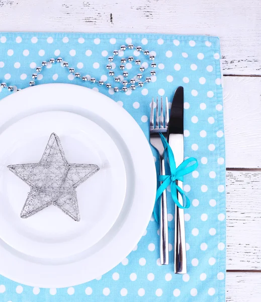 Platos blancos, tenedor, cuchillo y decoración navideña —  Fotos de Stock