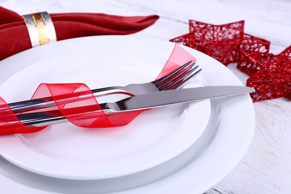 Белые тарелки, вилка, нож и рождественские украшения — стоковое фото