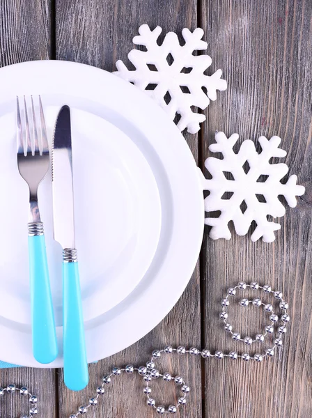 Platos blancos, tenedor, cuchillo y decoración navideña —  Fotos de Stock