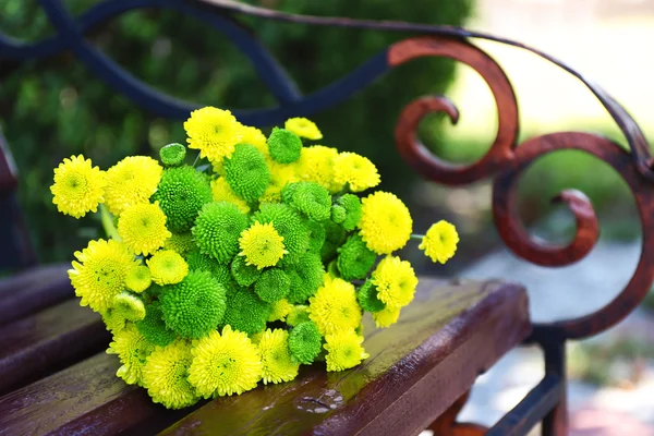 Beautiful bouquet of chrysanthemums flowers on wooden bench in park — Stock Photo, Image
