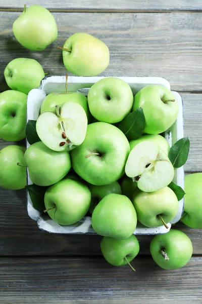 Saftigt gröna äpplen, närbild — Stockfoto