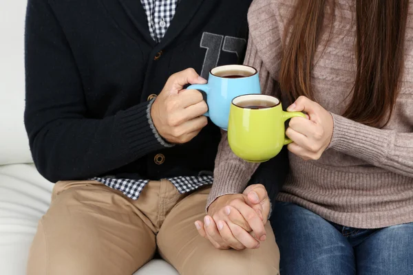 Casal amoroso com bebidas quentes — Fotografia de Stock