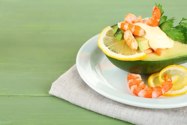 Tasty salad with shrimps and avocado — Stockfoto