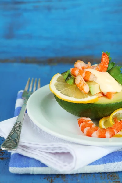 Tasty salad with shrimps and avocado — Stockfoto