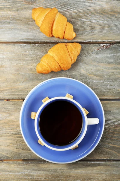 Breakfast with tea and fresh croissants — Stock Photo, Image