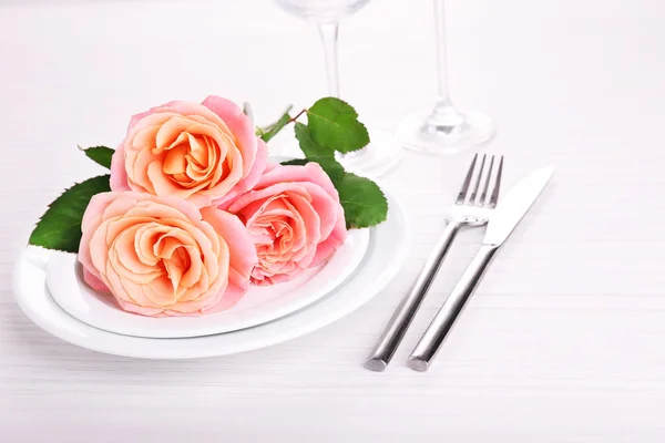 Ajuste de mesa con rosa — Foto de Stock