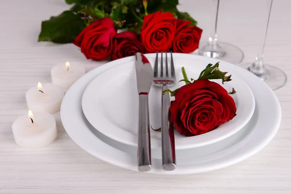 Tisch gedeckt mit Rose — Stockfoto