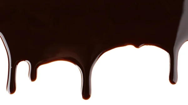 Smält choklad droppande på vit bakgrund — Stockfoto