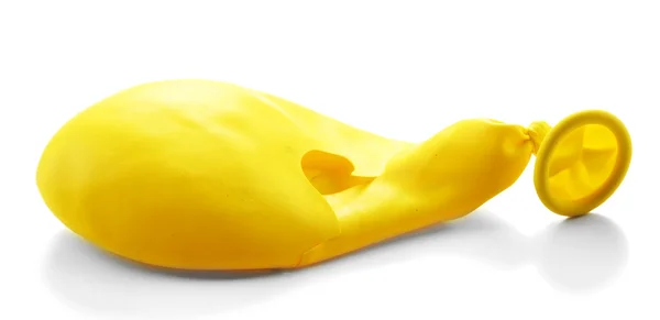 Trzasnął żółty balon na białym tle — Zdjęcie stockowe