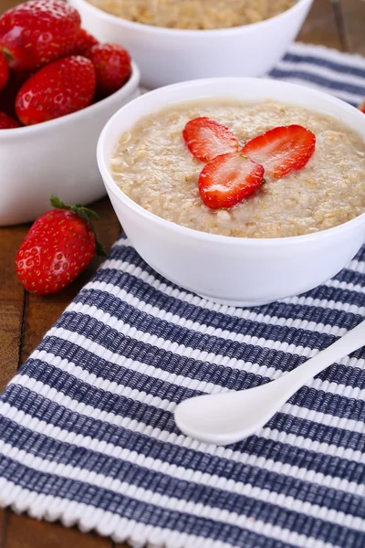 Tasty oatmeal with strawberry — Stock Photo, Image