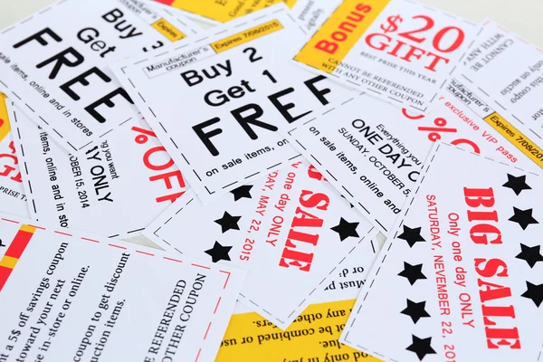 Aantal gesneden coupons voor winkelen — Stockfoto