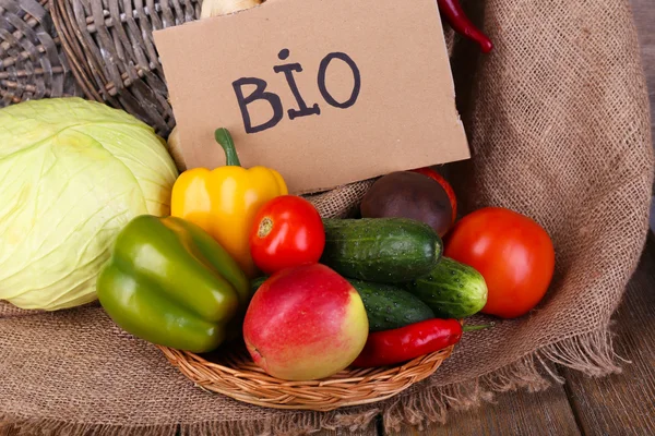 Korb mit Bio-Gemüse auf Holzgrund — Stockfoto