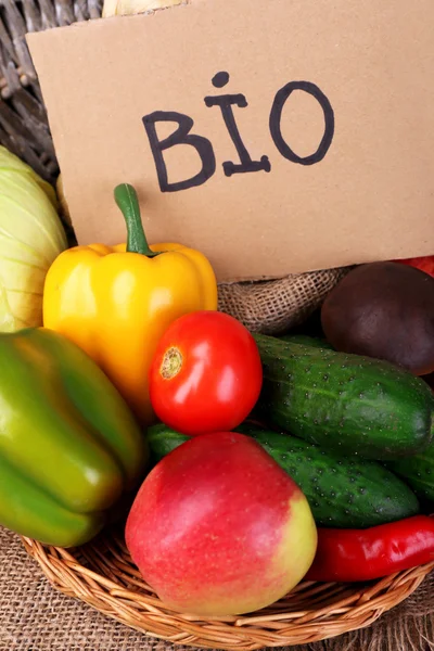 Korb mit Bio-Gemüse auf Holzgrund — Stockfoto