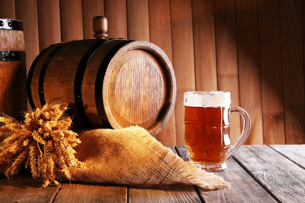 Barril de cerveza con vaso de cerveza —  Fotos de Stock