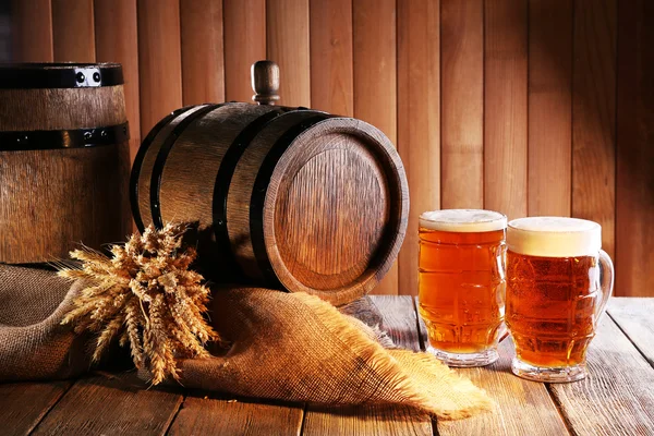 Barile di birra con bicchieri di birra — Foto Stock