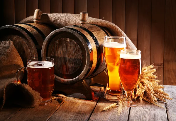 Beer barrel with beer glasses — Stock Photo, Image