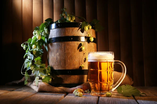 Barril de cerveza con vaso de cerveza — Foto de Stock