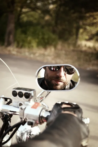 Motorkář muž sedí na kole — Stock fotografie