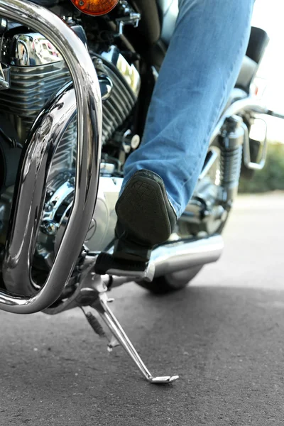 Bikers boot on open road, close-up — Stock Photo, Image