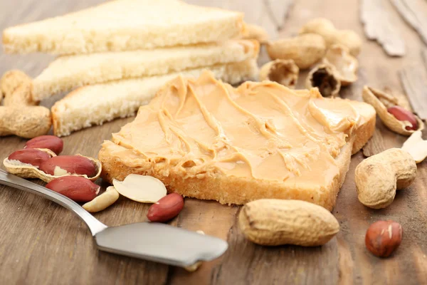 Scheibe Brot mit cremiger Erdnussbutter — Stockfoto