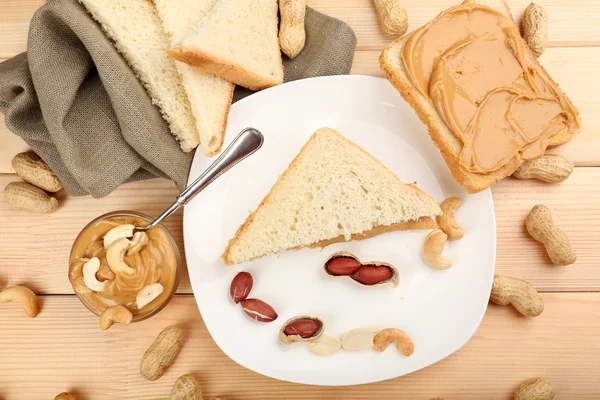 Bread slices with creamy peanut butter — Stock Photo, Image