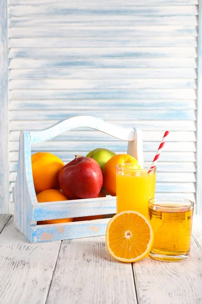 Orange and apple juice and fresh fruits — Stock Photo, Image