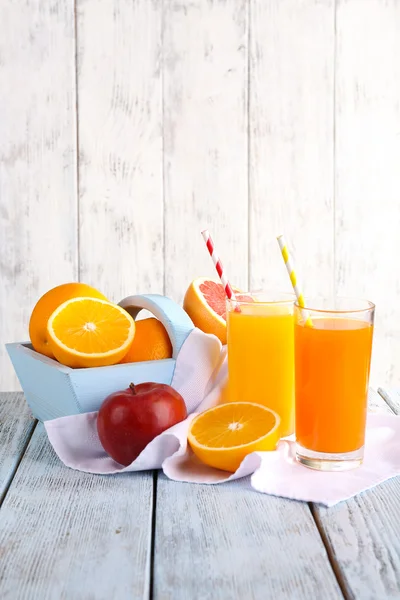 Апельсиновый и морковный сок в очках — стоковое фото