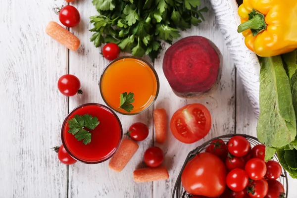 蔬菜汁和新鲜的蔬菜 — 图库照片