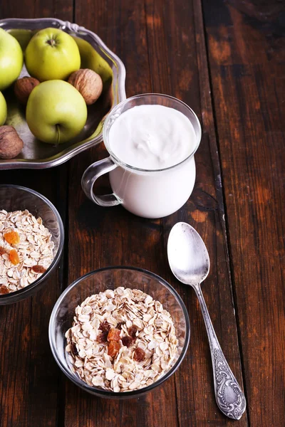 Oatmeal with yogurt in bowls — Stock Photo, Image