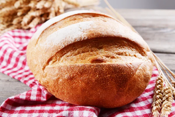 Свежий хлеб на столе — стоковое фото