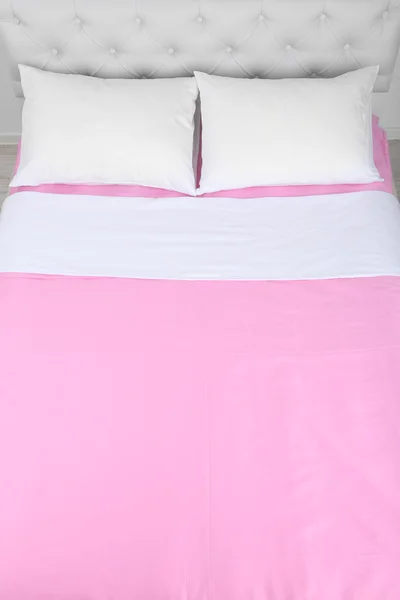 Кровать из розового льна — стоковое фото
