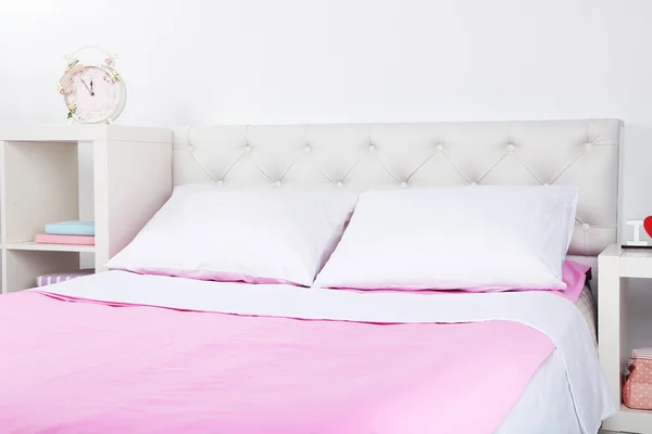 Bett in rosa Bettwäsche — Stockfoto