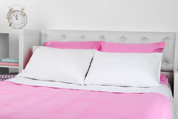 Bett in rosa Bettwäsche — Stockfoto