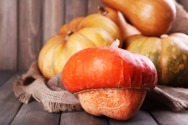 Calabazas sobre saco sobre mesa — Foto de Stock