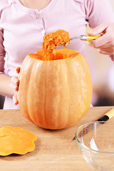 Hollowing out zucca per lanterna — Foto Stock