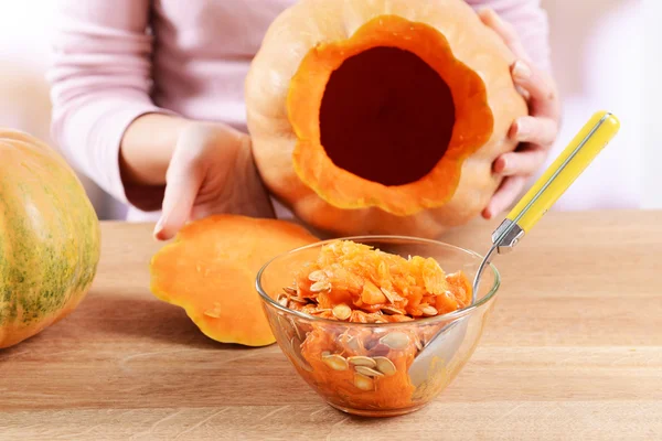 Hollowing out zucca per lanterna — Foto Stock