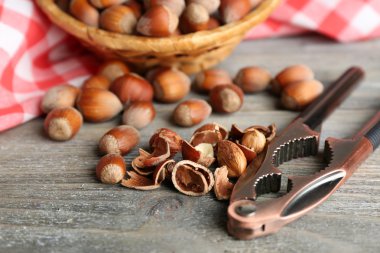 Hasır sepet ahşap arka plan üzerinde fındık