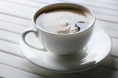 Masada bir fincan kahve.