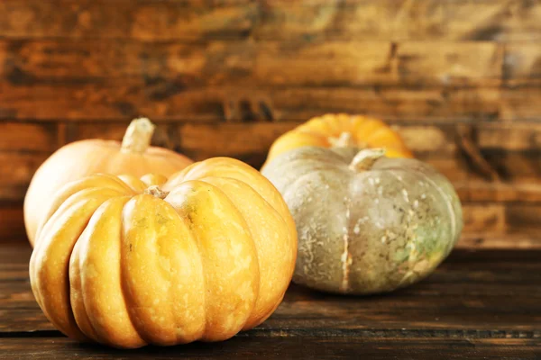 Ahşap arka plan üzerinde olgunlaşmış farklı kabaklar