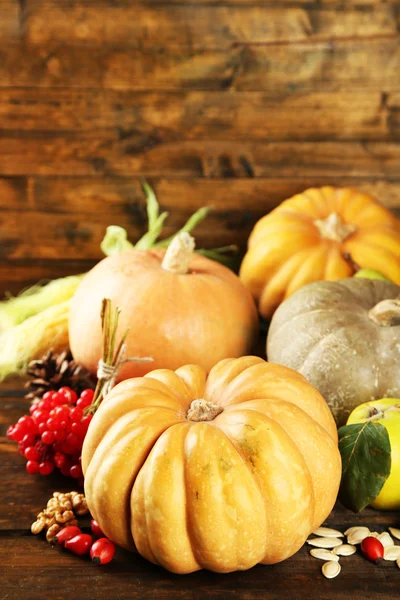 Schöne Herbstkomposition auf Holzgrund — Stockfoto