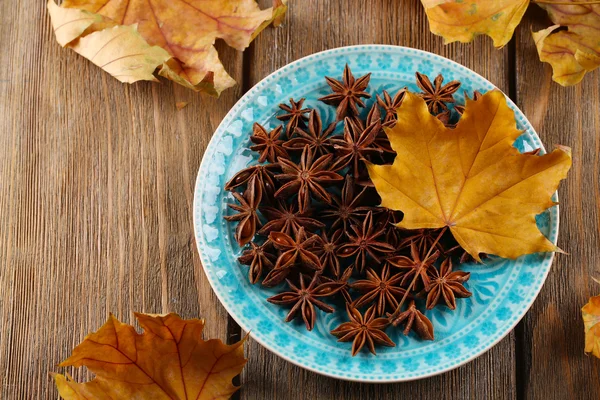 木制的背景板上的星星茴香 — 图库照片