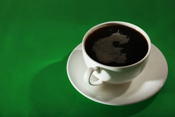 Φλιτζάνι καφέ σε πράσινο φόντο — Φωτογραφία Αρχείου