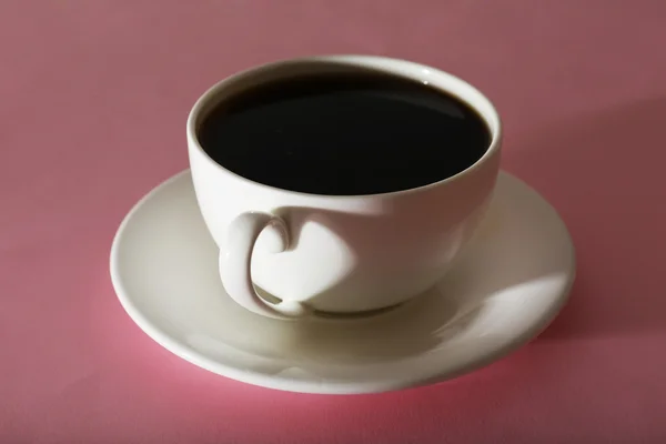Чашка кави на рожевому фоні — стокове фото